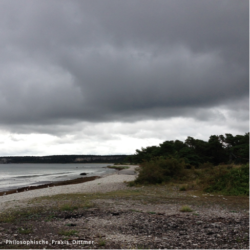 Aufziehende dunkle Wolken ber einer Bucht als Symbol fr Unerschtterlichkeit