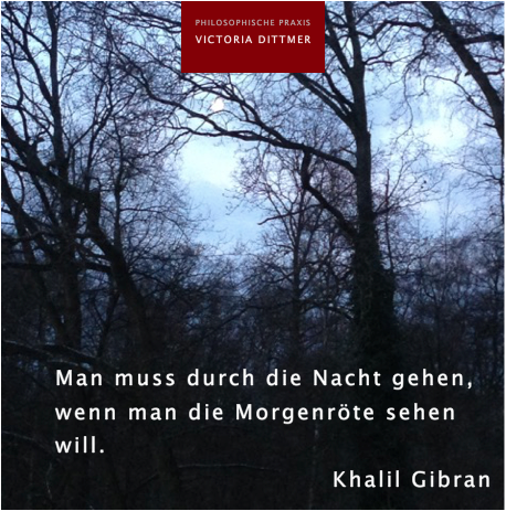 Nchtlicher Wald vor aufhellendem Morgenhimmel. Im Vordergrund das Zitat von Khalil Gibran: Man muss durch die Nacht gehen, wenn man die Morgenrte sehen will. 